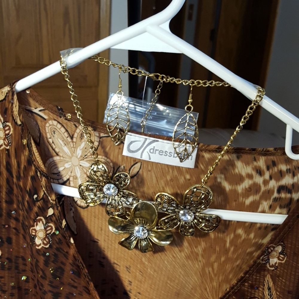 Necklace and earrings. - Picture 2 of 3